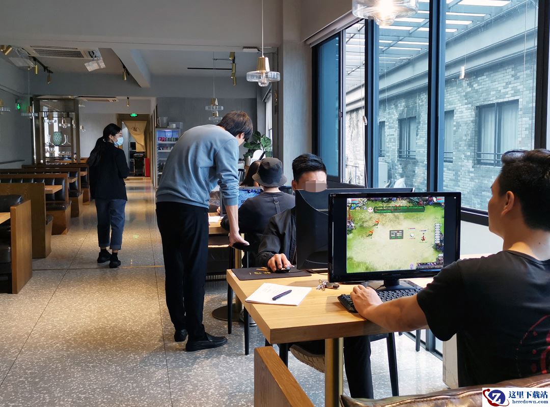 餐厅老板组织员工玩游戏挣钱救店 神操作带火《大话西游2》