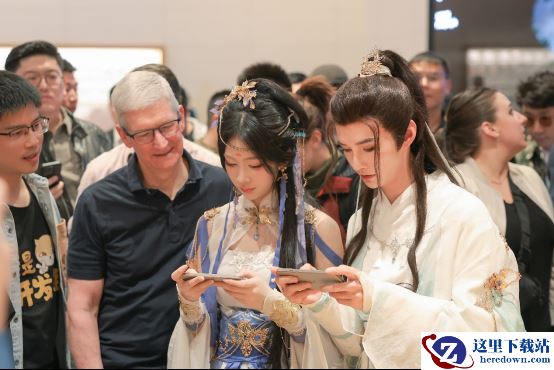 库克现身北京Apple三里屯店，为逆水寒手游惊艳画质频频点赞